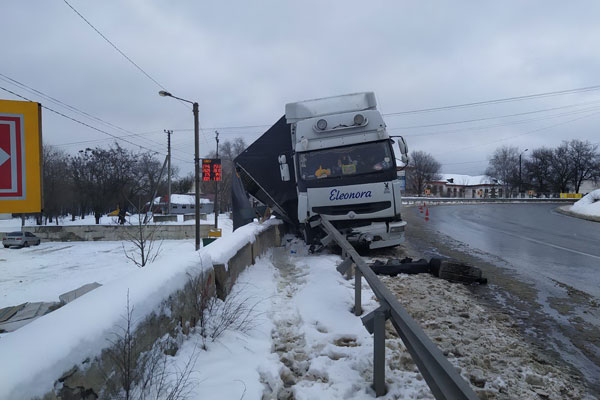 В Изюме фура влетела в отбойник (фото)