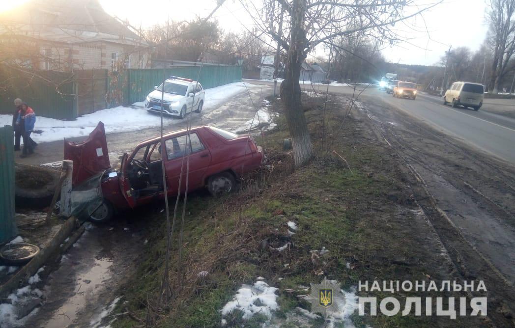 В Подворках о шины раскурочило "Славуту": подробности