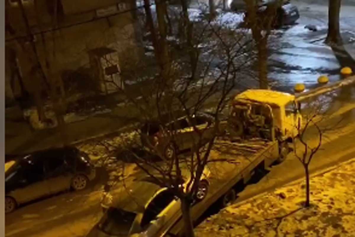 С площади Свободы эвакуатор забрал "евробляху" (видео)