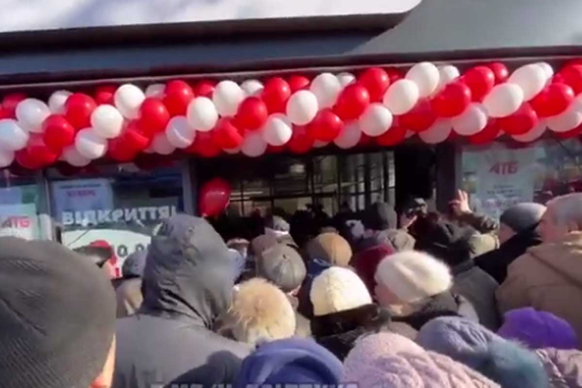 Открытие супермаркета вызвало ажиотаж у харьковчан (видео)