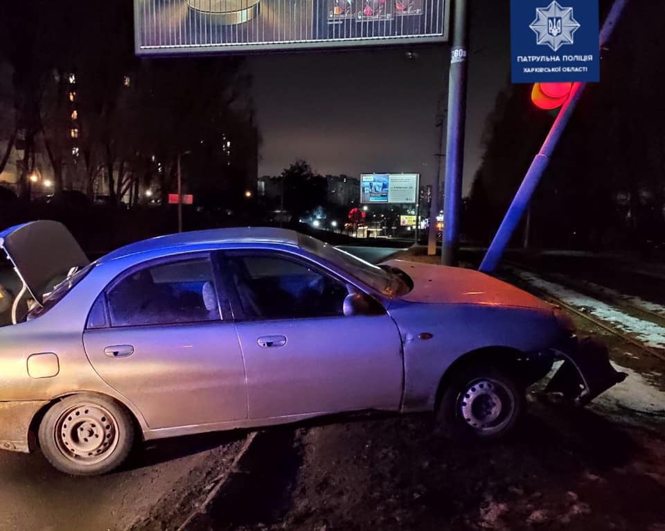 На Клочковской водитель под наркотиками влетел в столб (фото)