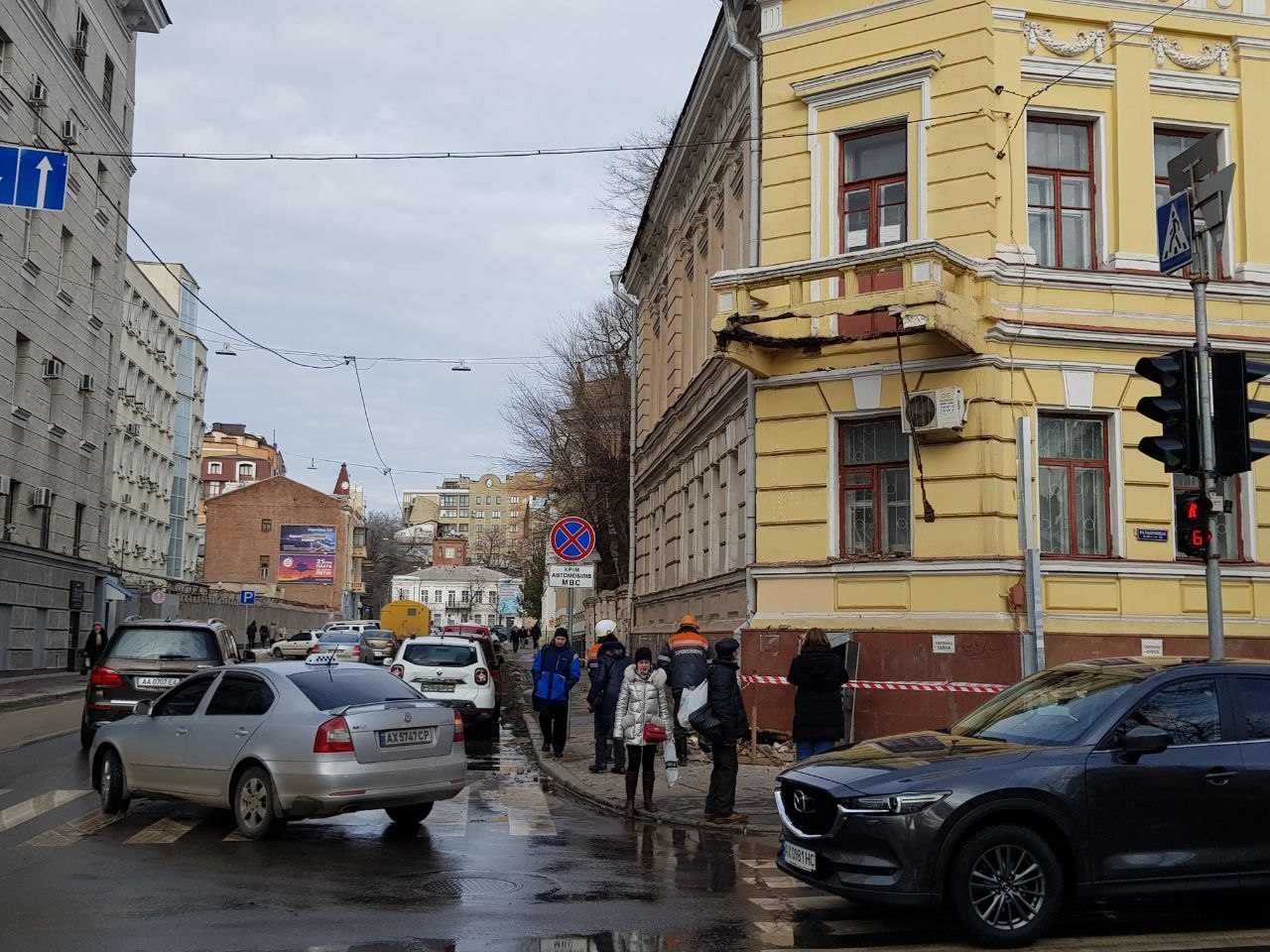 В Сети появилось видео обвала балкона в центре Харькова