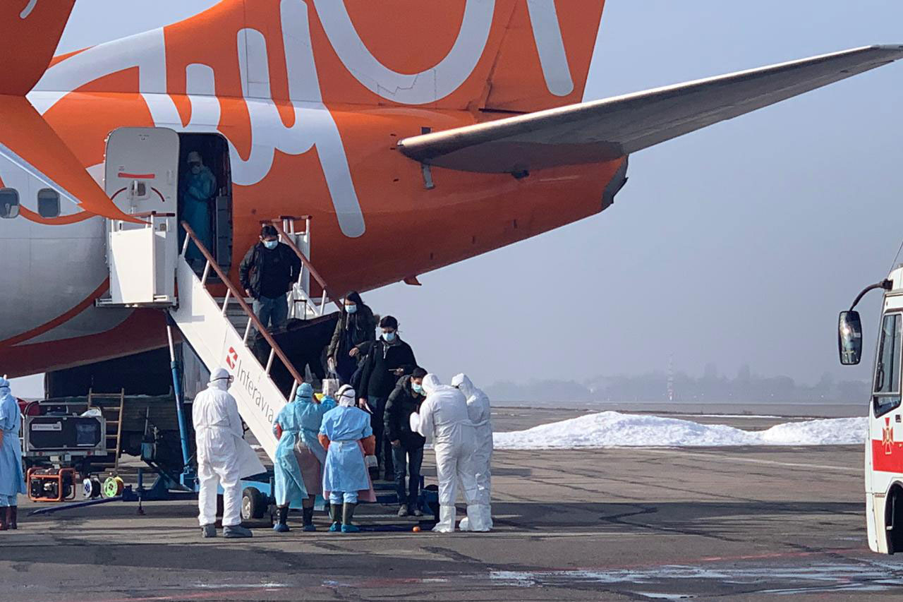 Эвакуированные из Китая покинули самолет (видео)