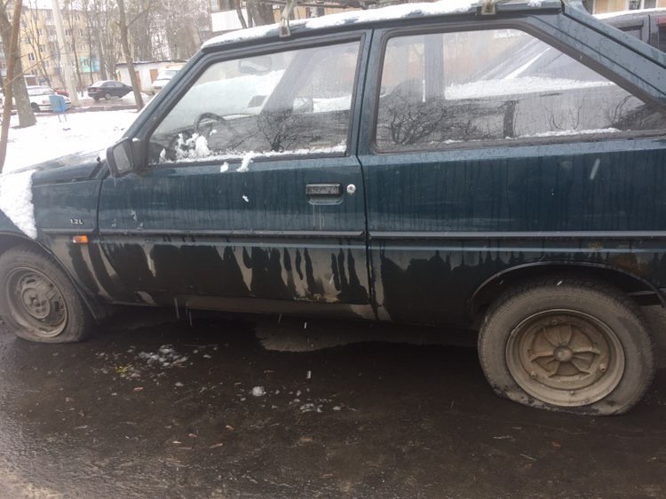 В Харькове припаркованной легковушке прокололи колеса 