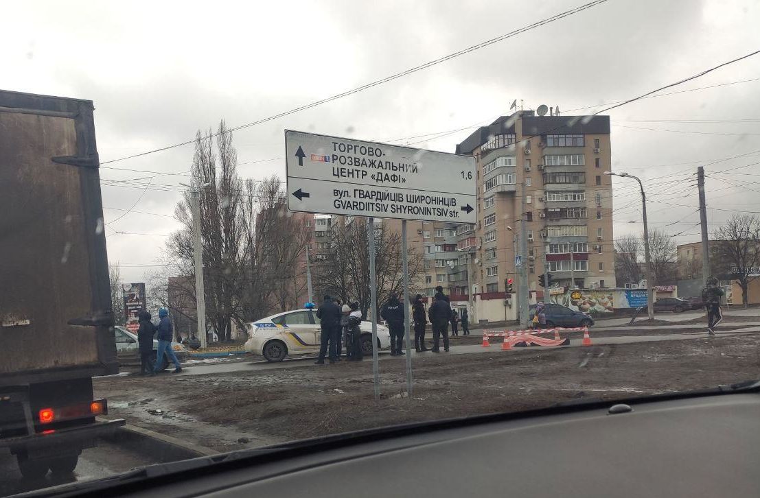 На Салтовке посреди улицы умер мужчина (фото)