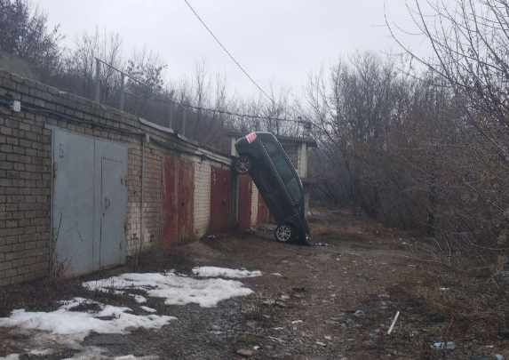 В Харькове машина стала на передние колеса (фото)