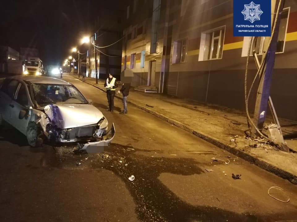 В Харькове пьяный до беспамятства водитель врезался в столб