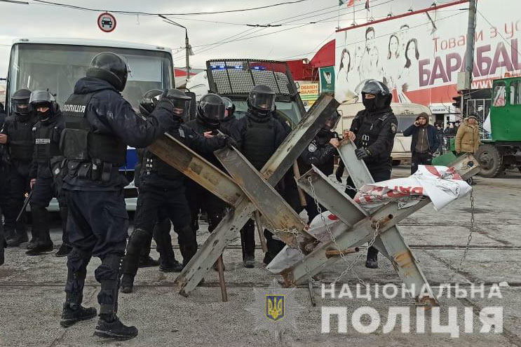 Столкновения на "Барабашово": к рынку стянули силовиков (фото)