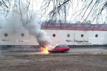 На Салтовке вспыхнул автомобиль (видео) 