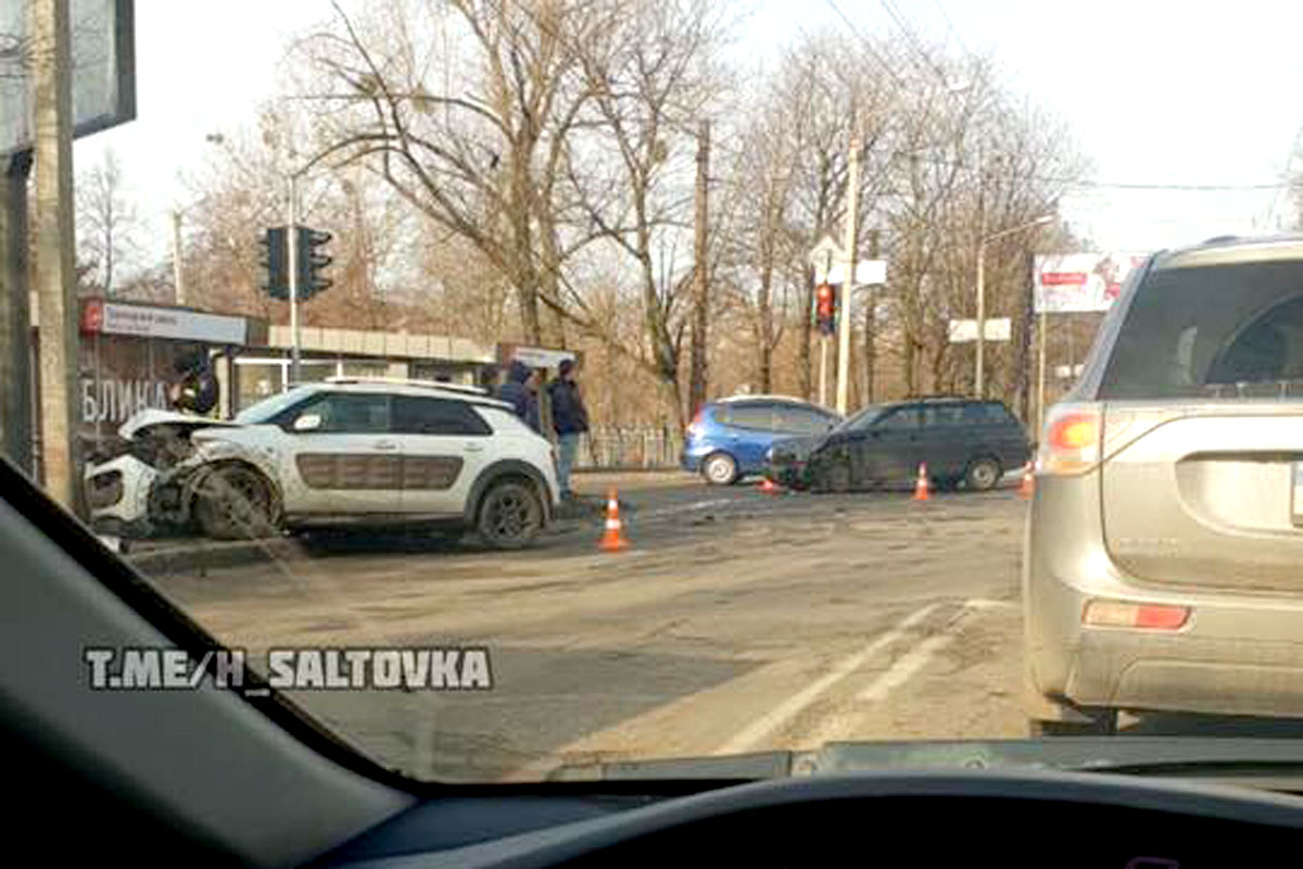 Авария на ХТЗ: джип вылетел на тротуар (фото)