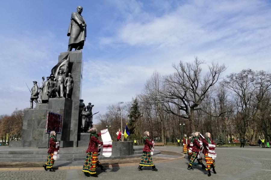К памятнику Шевченко возложили цветы (фото)