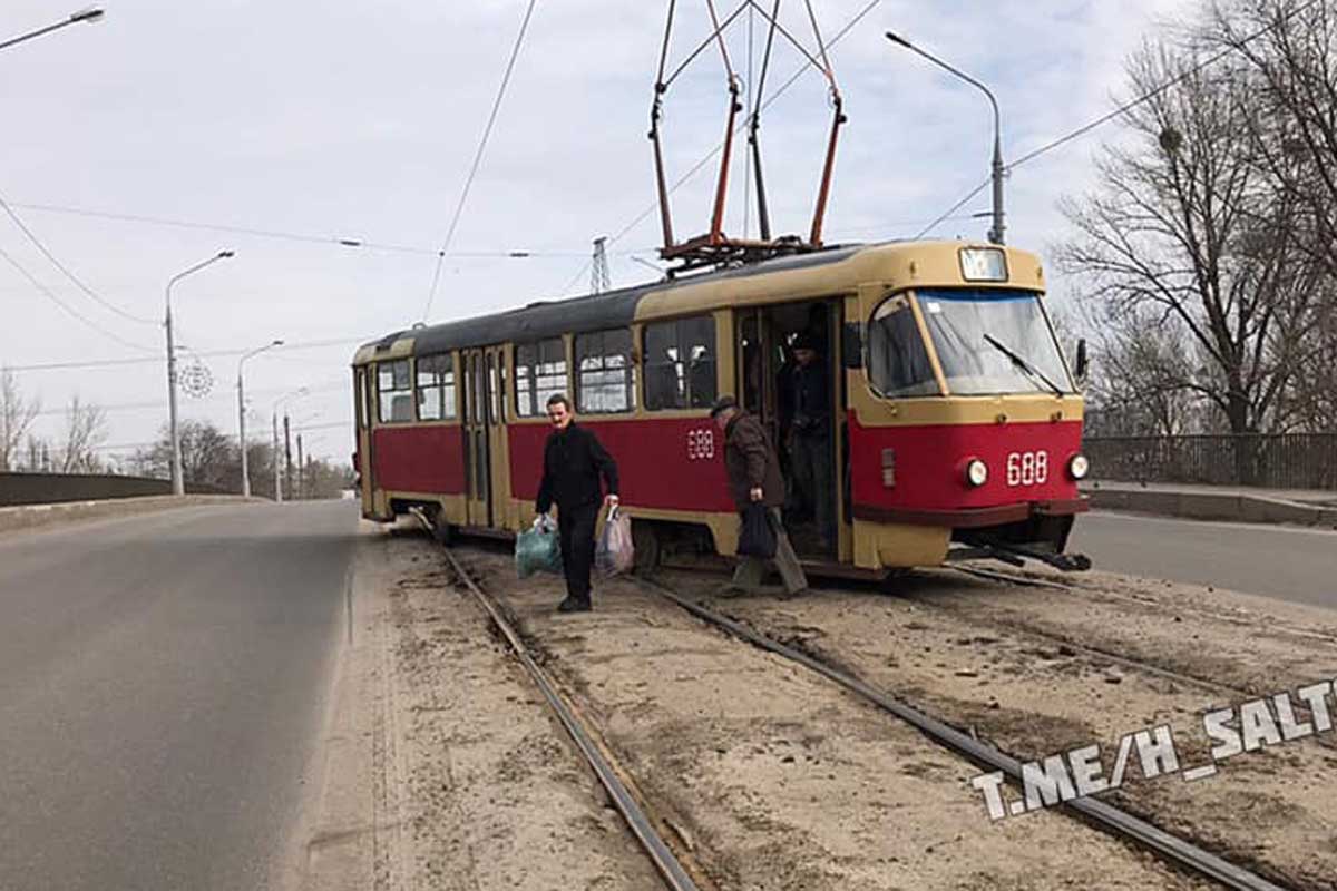 На улице Морозова остановились трамваи (фото)