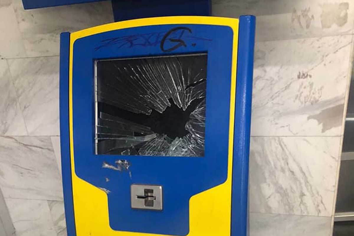 Вандалы разбили терминал пополнения карт харьковского метро (фото)