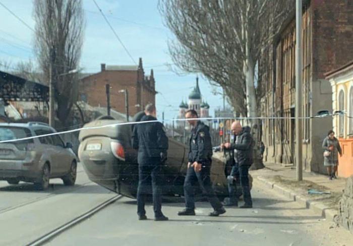 На Гольдберговской перевернулся автомобиль