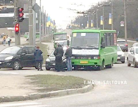 На Белгородском шоссе маршрутка попала в аварию (фото)