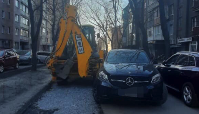 В центре экскаватор врезался в Mercedes