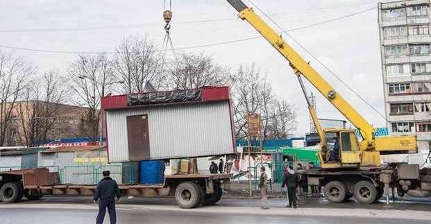 В Харькове демонтируют незаконные киоски