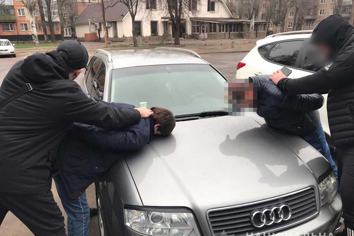 Иностранцы грабили харьковчанок на парковках (фото похищенного)