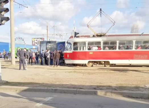 Харьковчане перекрывают движение трамваев. Транспорт не ходит (фото)