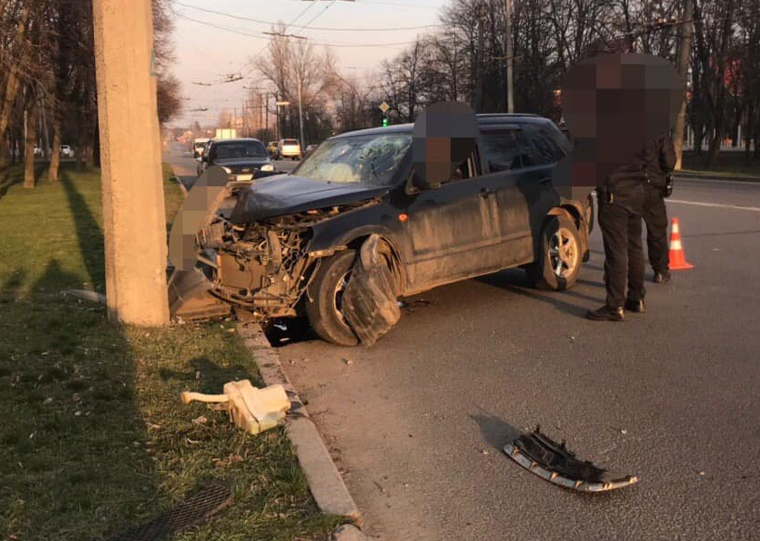 В Харькове машина влетела в столб (фото)