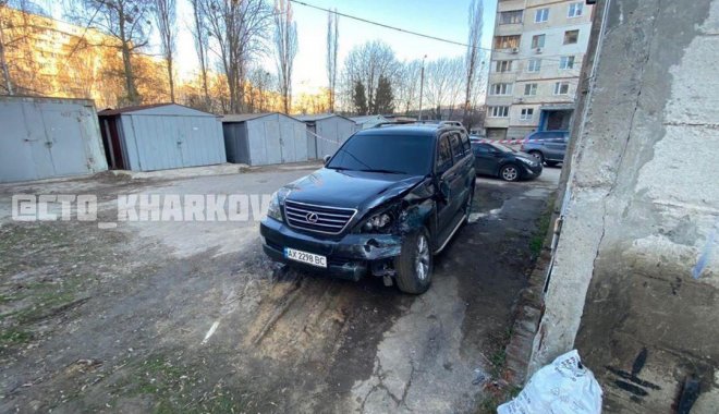 Криминальный авторитет сбежал от полиции, разбив несколько машин