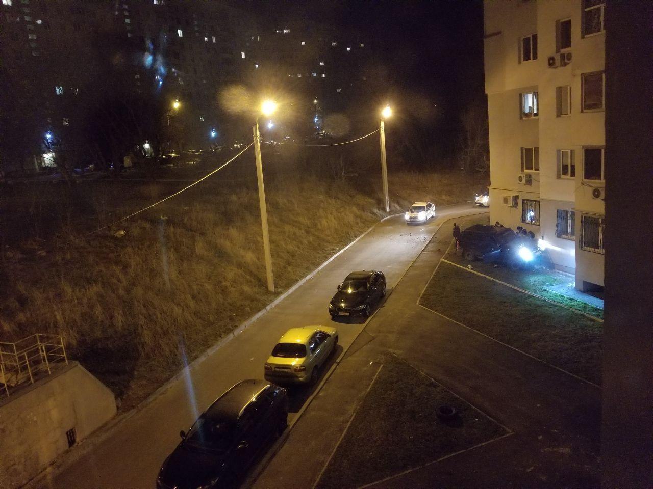 В Харькове машина врезалась в жилой дом