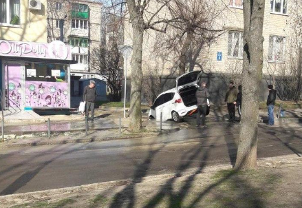В Харькове машина провалилась в асфальт (фото)