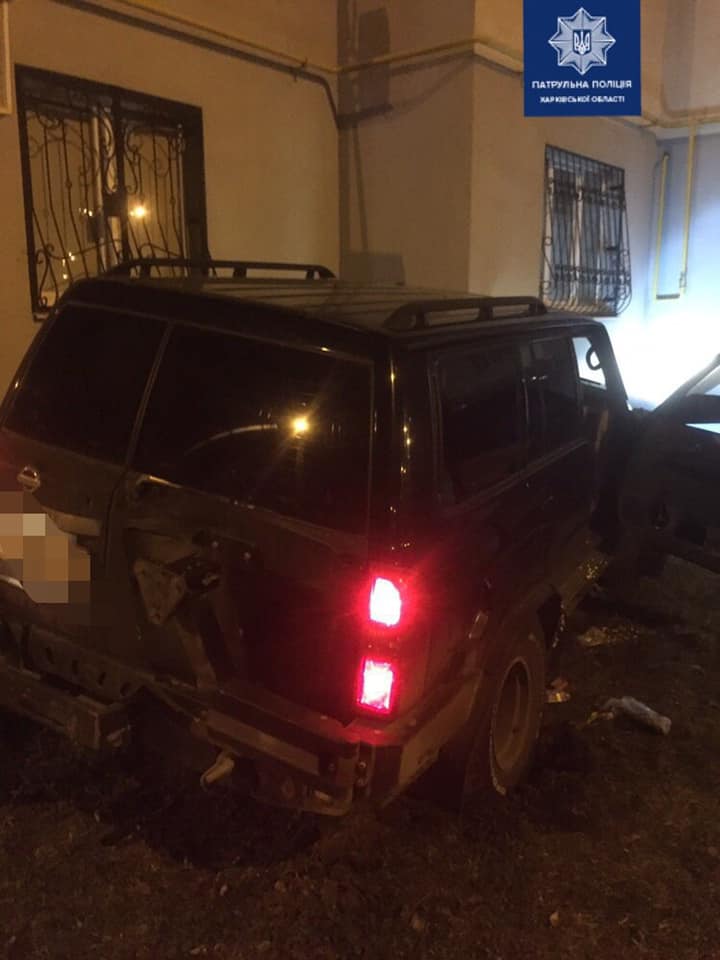 Водитель, врезавшийся в стену дома на Алексеевке, был пьян