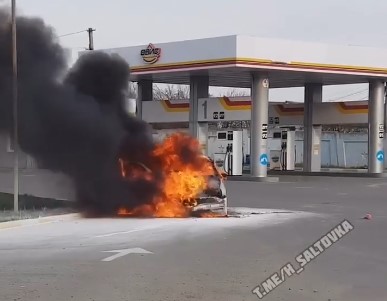 Под Харьковом возле АЗС сгорел автомобиль
