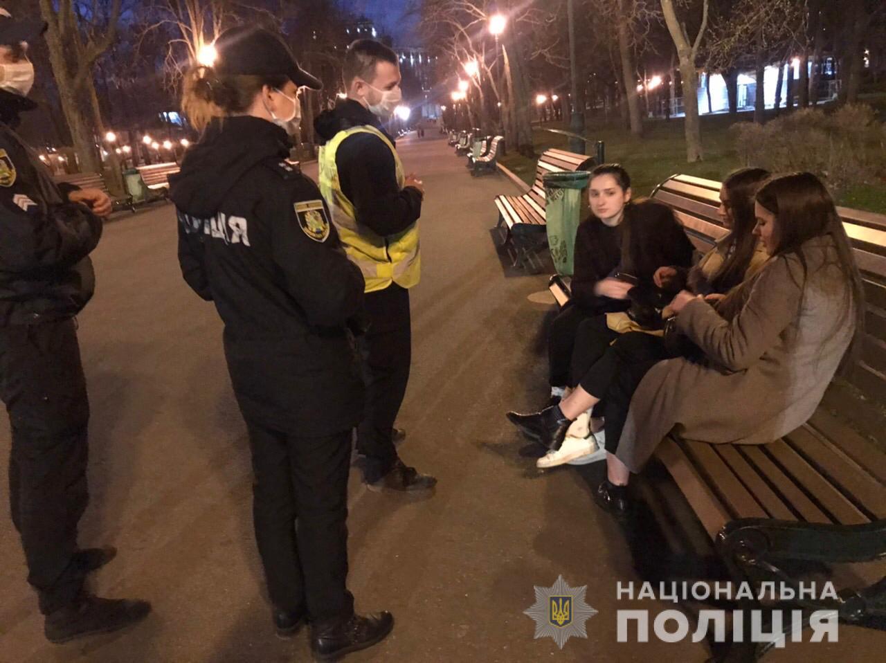 Полиция ищет на улицах нарушителей карантина и напоминает о штрафах (фото, видео)