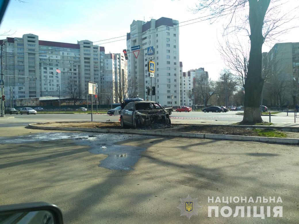 Авария на Московском: от удара машина загорелась (фото)