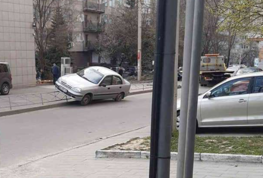 В Харькове машина заехала на стоящий забор (фото)