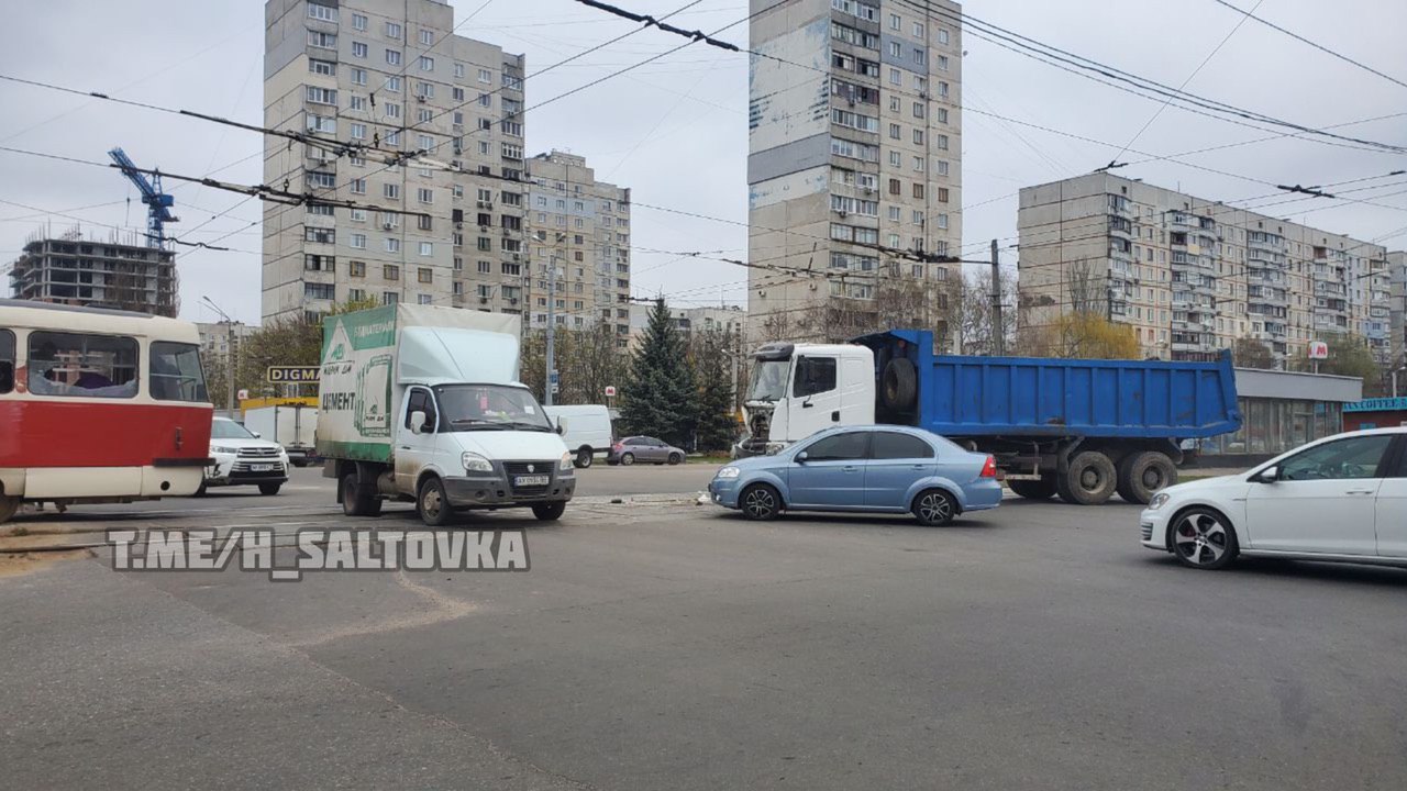 В Харькове грузовик врезался в трамвай (фото)