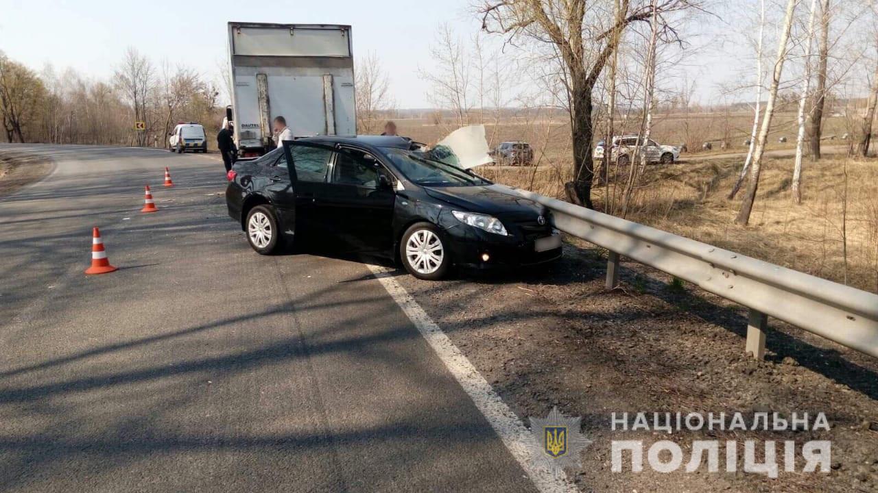 Легковушка врезалась в грузовик: есть жертвы (фото)