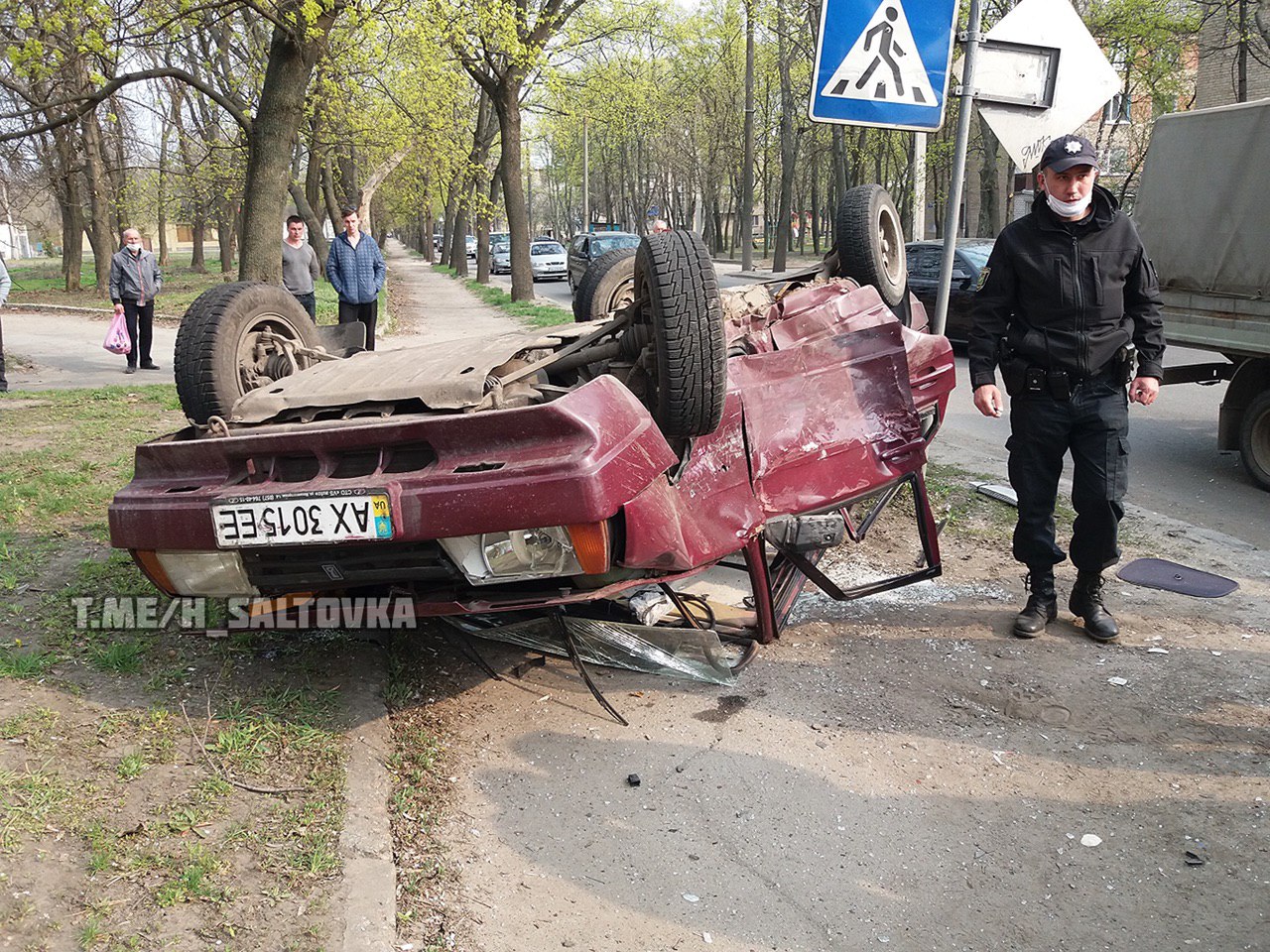 Авария на ХТЗ: машина перевернулась (фото)