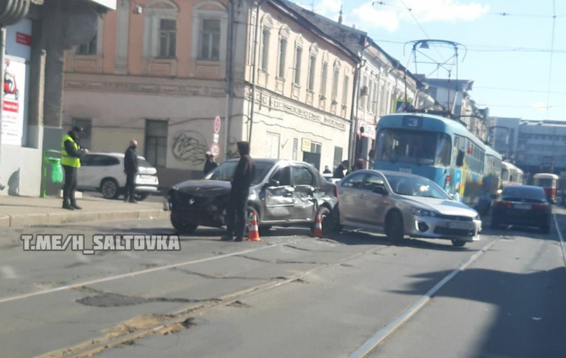 Авария в Харькове заблокировала движение трамваев (фото)