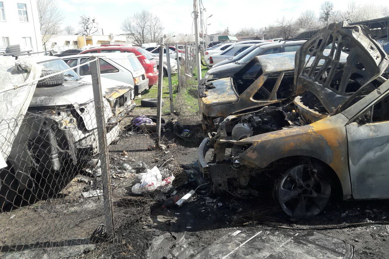 В Харькове подожгли стоянку: сгорело несколько машин (фото)