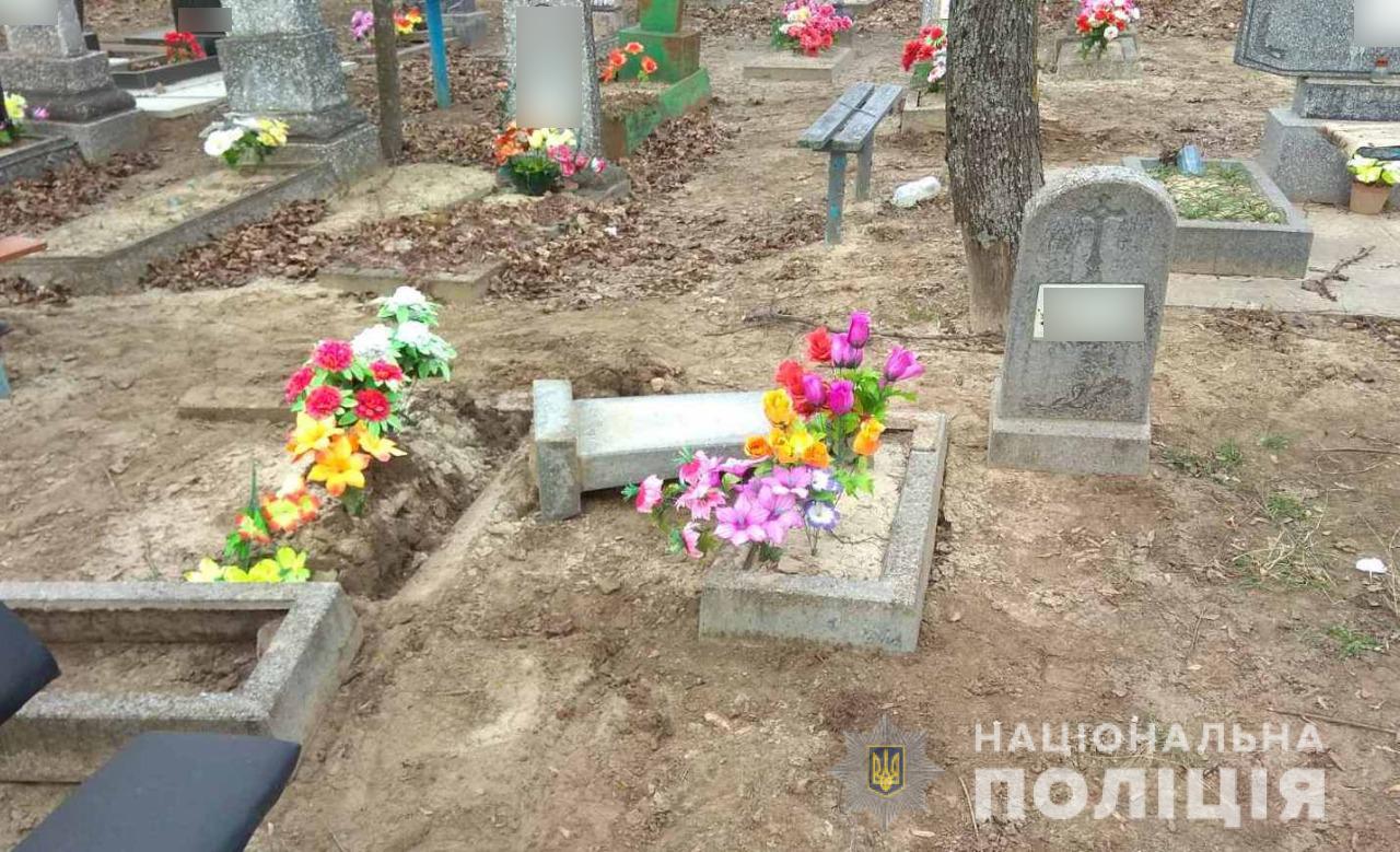 В Изюме вандалы надругались над могилами