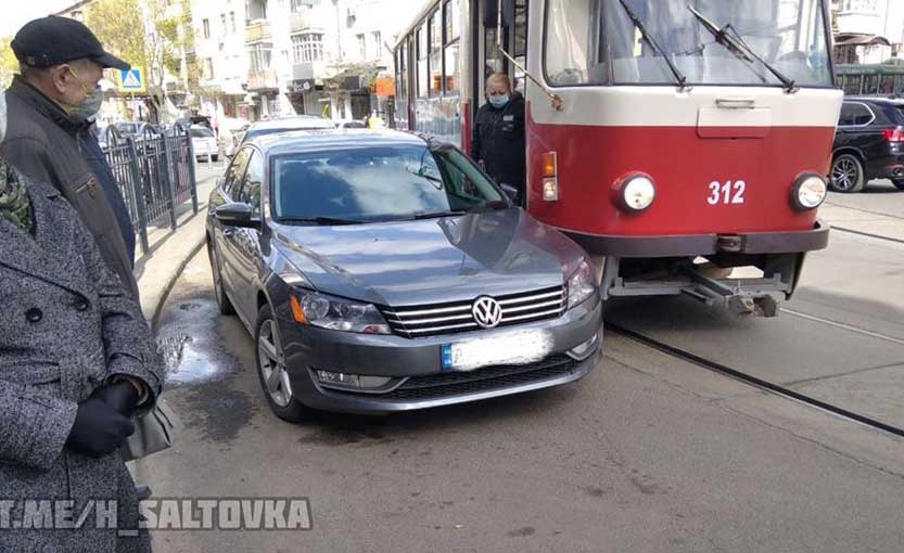 На Сумском рынке Volkswagen заблокировал движение трамваев (фото)
