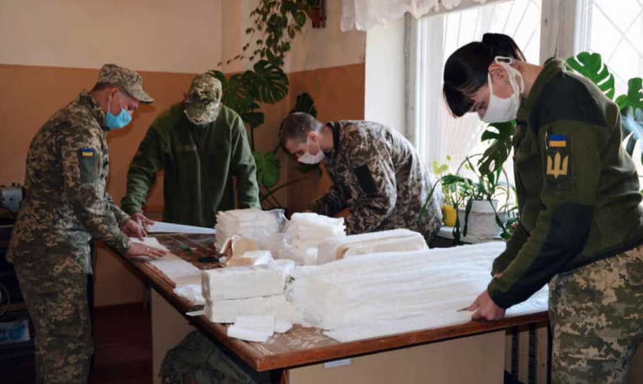 В Харькове солдаты шьют маски (фото)