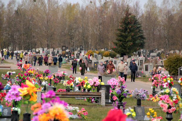 В Харькове на время закроют кладбища