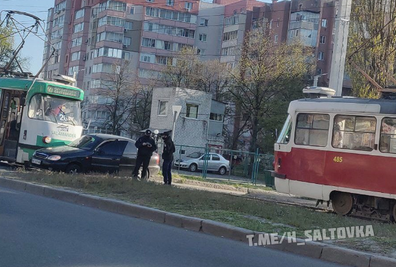 В Харькове трамвай врезался в машину (фото)