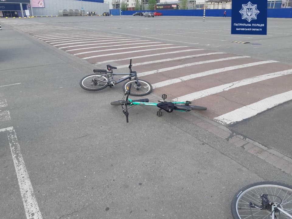 На парковке супермаркета столкнулись велосипедисты. Есть пострадавшие