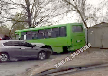 На Салтовке легковушка врезалась в маршрутку (видео)