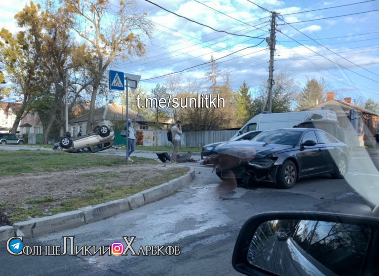 Авария в центре: машина перевернулась (фото)