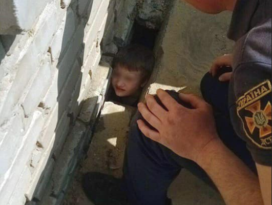 Под Харьковом ребенок попал в бетонную ловшку (фото)