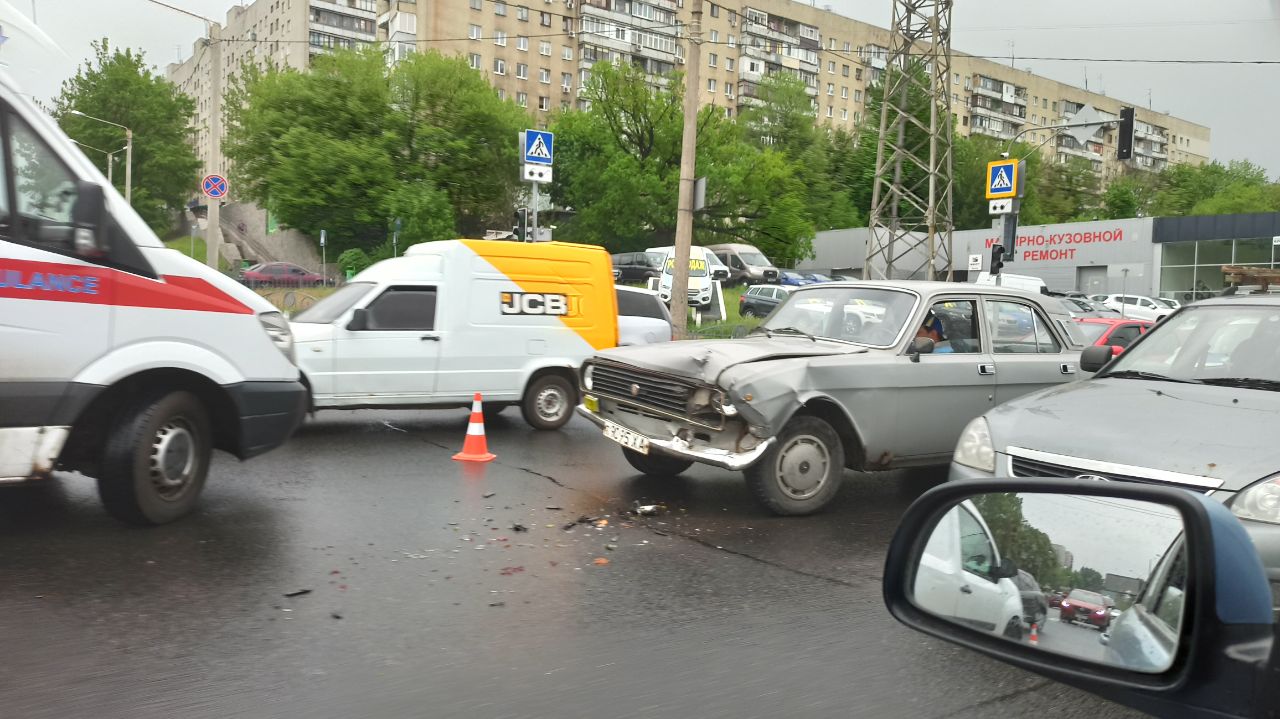 На Клочковской - авария, на дороге - большая пробка (фото)