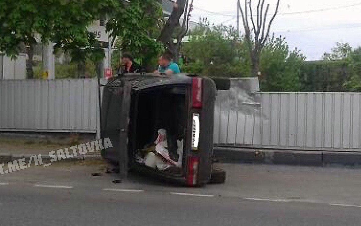 На Московском проспекте перевернулась легковушка