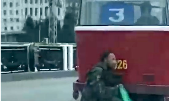 В Харькове заметили экстремала-зацепера (видео)