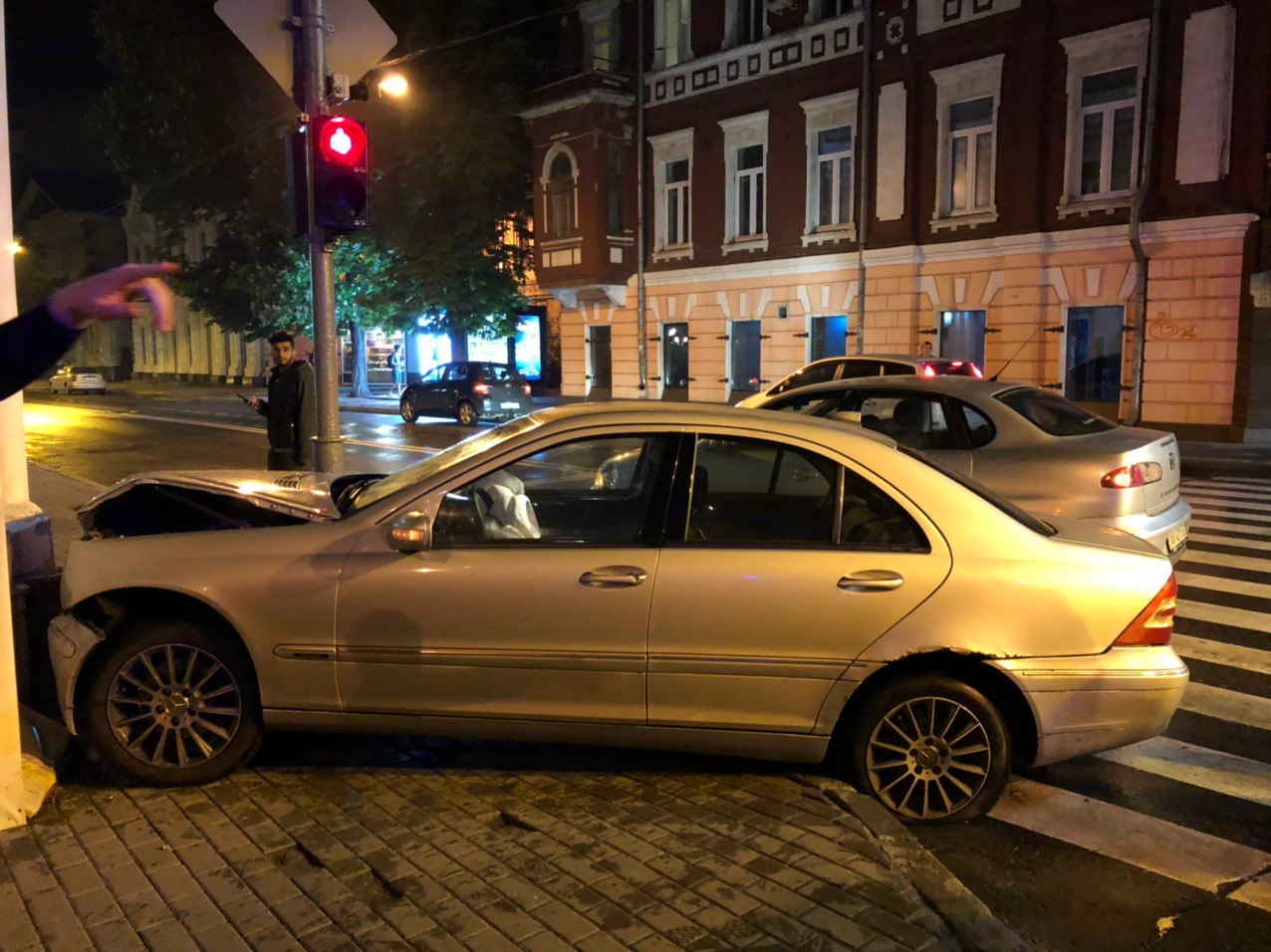 В центре машина врезалась в здание (фото)